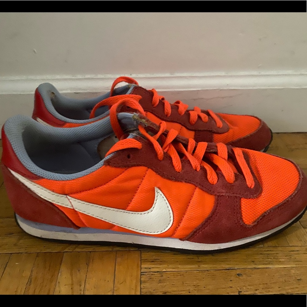 Size 9 Women’s Nike Bright Pink w Burgundy